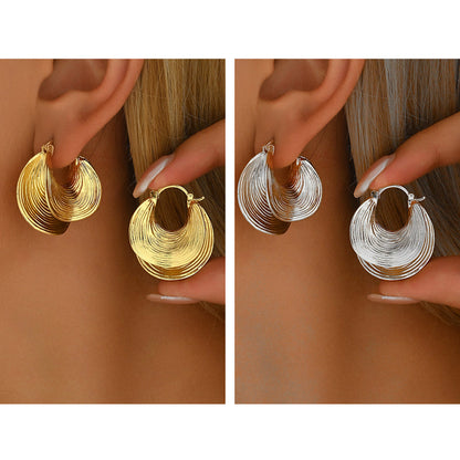 ✨ Texturerade creoler i guld – eleganta statement-örhängen