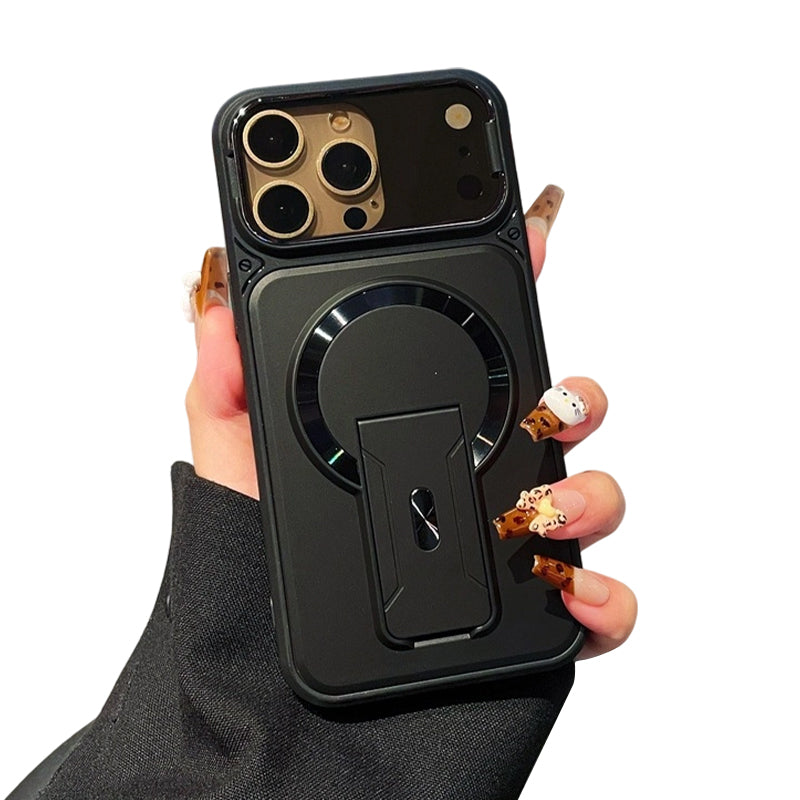 ✨ 50 % RABATT✨ Ett skal, tre funktioner – magnetfäste, fällbart objektivskydd och ett smidigt stativ. Passar iPhone 13–17. Leverans från Storbritannien