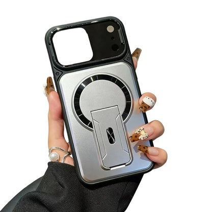 ✨ 50 % RABATT✨ Ett skal, tre funktioner – magnetfäste, fällbart objektivskydd och ett smidigt stativ. Passar iPhone 13–17. Leverans från Storbritannien