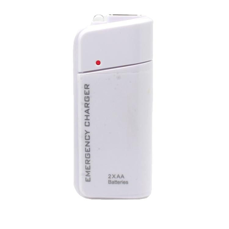 Bärbar nödladdare för mobiltelefoner – powerbank som drivs med AA-batterier och har en LED-ficklampa